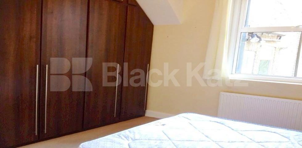 			UNDER OFFER , 2 Bedroom, 1 bath, 1 reception Ground Floor Flat			 Sandmere Road, Clapham North